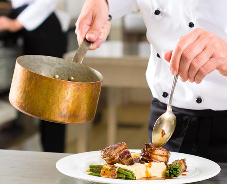 ANAクラウンプラザホテル新潟。スタッフ。シェフは一皿一皿心を込めて料理を仕上げてくれます