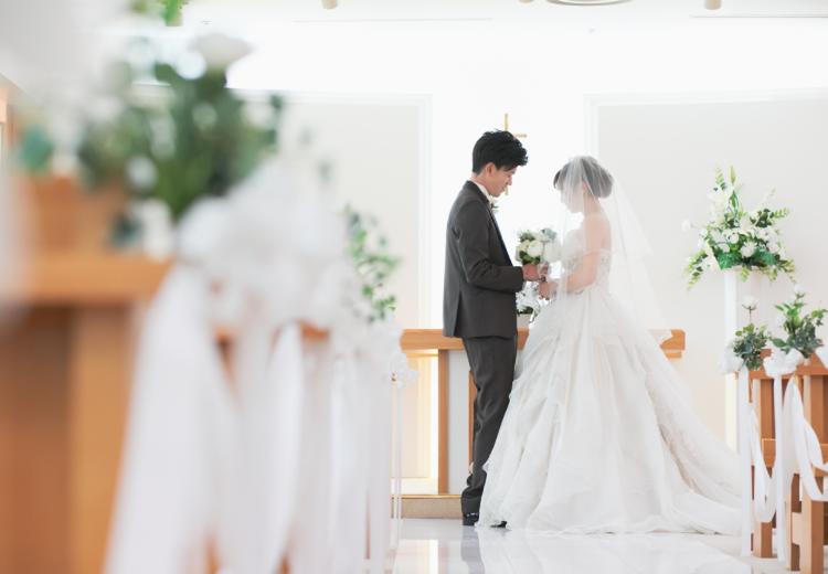 ANAクラウンプラザホテル新潟。挙式会場。白壁と青いステンドグラスが美しい『チャペル・マリアージュ』