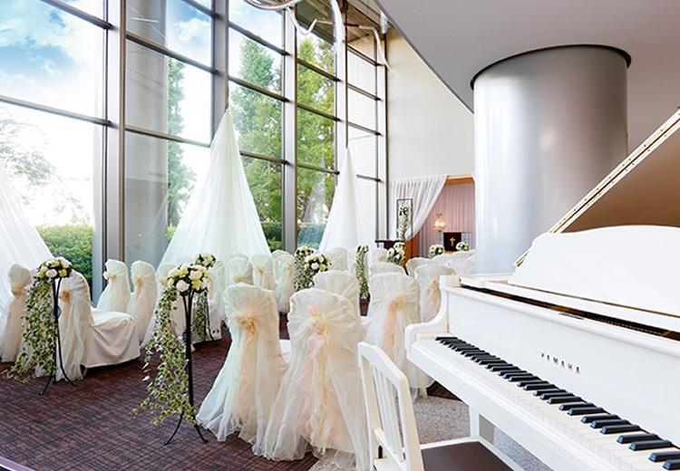 ANAクラウンプラザホテル新潟。挙式会場。高い天井や大きな窓が特徴の解放感あふれる『ロビーチャペル』