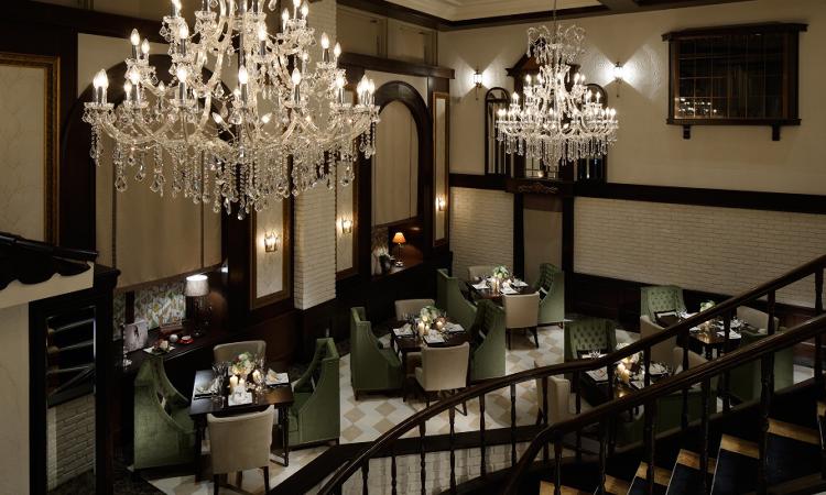 Restaurant英國屋(レストラン英國屋)。演出・小物。シャンデリアが燦めく『chou chou』で、ウェルカムパーティーを開けます