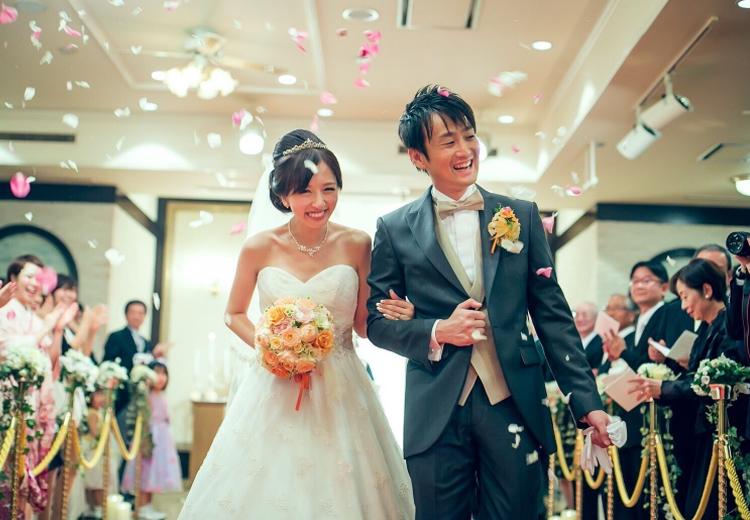 Restaurant英國屋(レストラン英國屋)。挙式会場。ゲストの温かな祝福に包まれた、華やかなフラワーシャワー