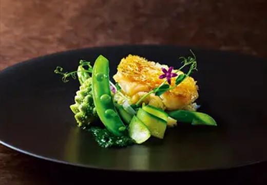 NIIGATA MONOLITH(新潟モノリス)。料理。五感を覚醒させる、思わず息をのむほど美しい一皿