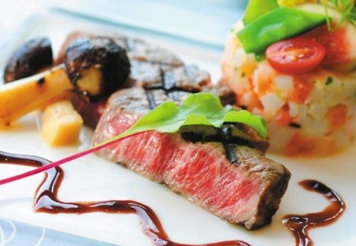 Geo World VIP(ジオ・ワールド ビップ)。料理。メインの牛肉はA4クラスのものを全国から選りすぐって用意