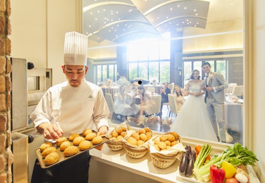 HILLSIDE VILLA Ciel et Vert(ヒルサイドヴィラ シエル ヴェルト)。披露宴会場。会場内のオープンベーカリーから焼きたてパンの香りが広がります