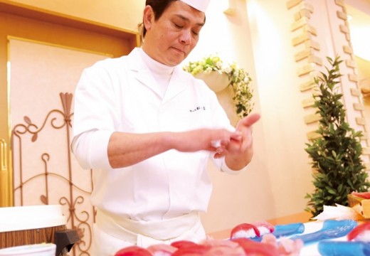 The Garden Terrace おゝ乃（ザ・ガーデンテラス オオノ）。料理。職人が目の前で寿司を握ってくれるパフォーマンスもおすすめ