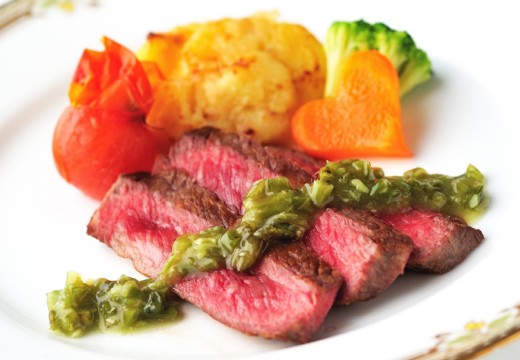 ホテルニューオータニ長岡。料理。風味豊かなソースが添えられた肉料理は、幅広い世代に人気です