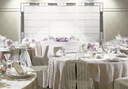 新潟グランドホテル。披露宴会場。白を基調としており、都会的で清潔感が漂う『波光の間』