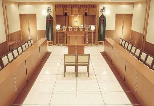 新潟グランドホテル。挙式会場。ホテル内の神殿。白い大理石が神聖な空間を演出