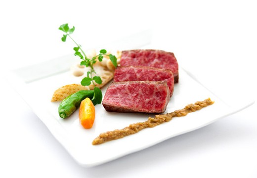 長岡グランドホテル。料理。新潟県産の牛肉を使ったメイン料理はゲストから評判です