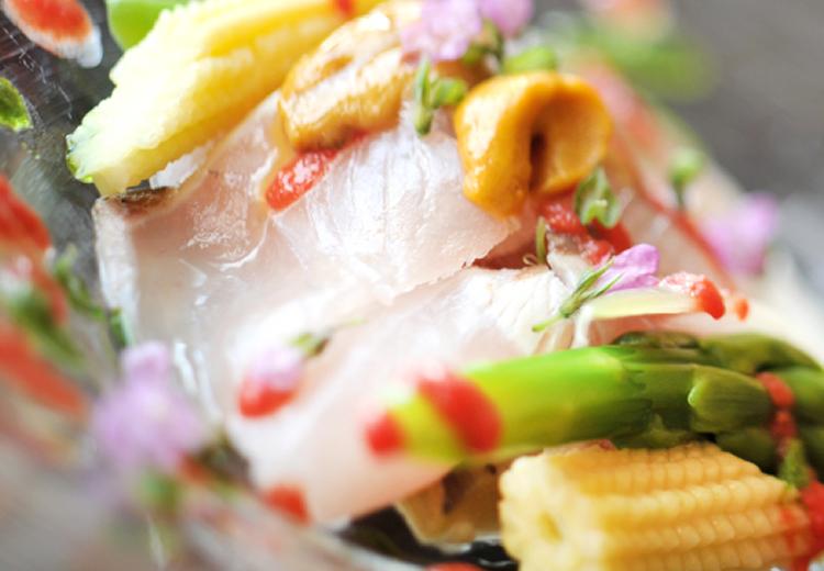 ロイヤル胎内パークホテル。料理。鮮度の良い魚介類の造りを洋風にアレンジした、個性豊かな逸品