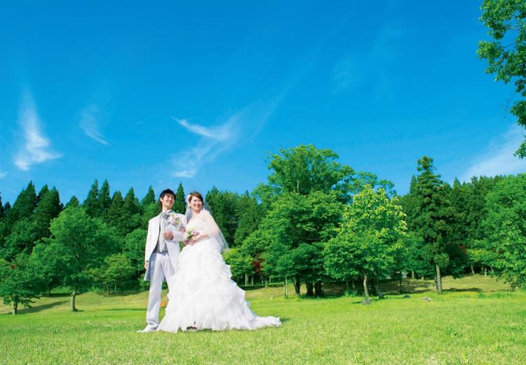 ロイヤル胎内パークホテル。挙式会場。空の青と木々の緑が美しい空間で、思い出に残る時間を過ごせます