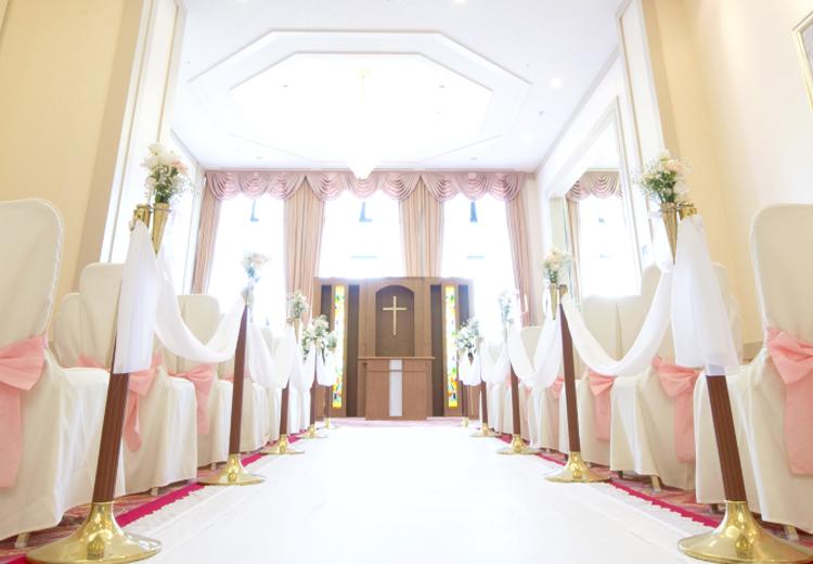 ロイヤル胎内パークホテル。挙式会場。館内に注がれる自然光が花嫁をより美しく演出するチャペル