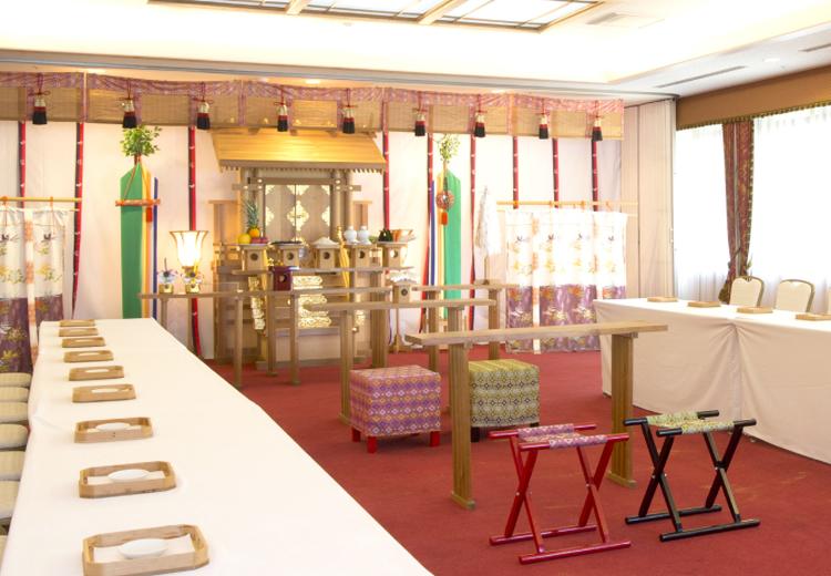 ロイヤル胎内パークホテル。挙式会場。神殿では、厳かな儀式を通じてふたりの結婚を神前で奉告します