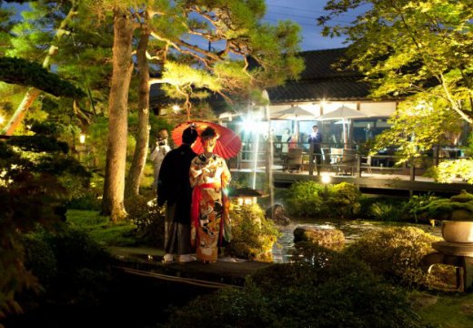 THE GARDEN PLACE 小林樓（ザ・ガーデンプレイス小林樓） 。披露宴会場。まばゆい照明に照らされて、日本庭園から入場することもできます
