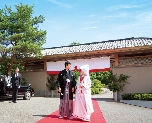 Japanese Resort Wedding SENKEI＆KAHOU（ジャパニーズ リゾート ウェディング センケイ＆カホウ／ホテル泉慶・華鳳）。アクセス・ロケーション。敷地内には500台まで収容できる無料駐車場もあります