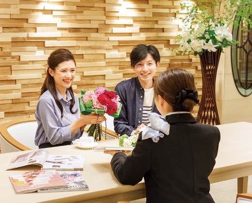 Japanese Resort Wedding SENKEI＆KAHOU（ジャパニーズ リゾート ウェディング センケイ＆カホウ／ホテル泉慶・華鳳）。スタッフ。ふたりの希望に沿った的確な提案をしてくれるプランナー