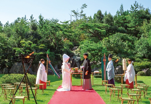 Japanese Resort Wedding SENKEI＆KAHOU（ジャパニーズ リゾート ウェディング センケイ＆カホウ／ホテル泉慶・華鳳）。挙式会場。清らからな滝の前で行う、日本古来の伝統が息づく神前式