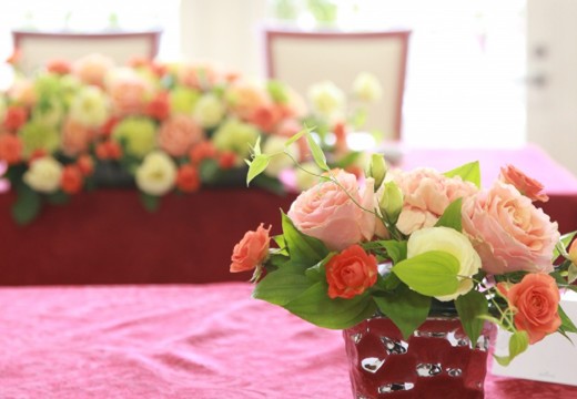 アニーズガーデン サプラ・サプラ。披露宴会場。かわいらしい花の装飾でパーティー会場に彩りを添えます