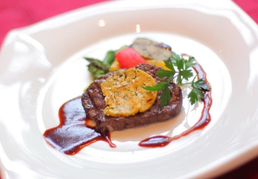 ザ レストランスワンレイク。料理。柔らかな食感と芳醇な味わいを堪能できるメインディッシュ