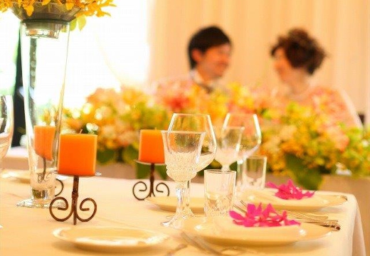 ザ レストランスワンレイク。披露宴会場。ゲストもリラックスできるアットホームな雰囲気で会話も弾みます