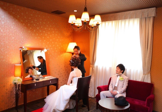 ザ レストランスワンレイク。挙式会場。落ち着いた雰囲気のブライズルームで挙式前の身支度を行います