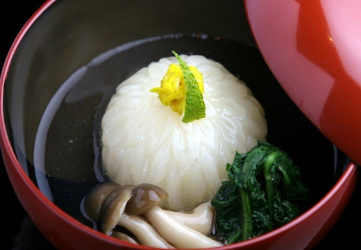 髙志の宿 髙島屋。料理。蓋を開けると同時に笑顔になれる、美しい見た目も魅力のひとつ