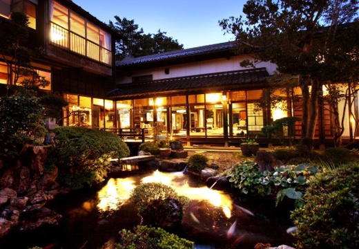 髙志の宿 髙島屋。披露宴会場。季節や時間の変化に合わせて目を楽しませてくれる庭園