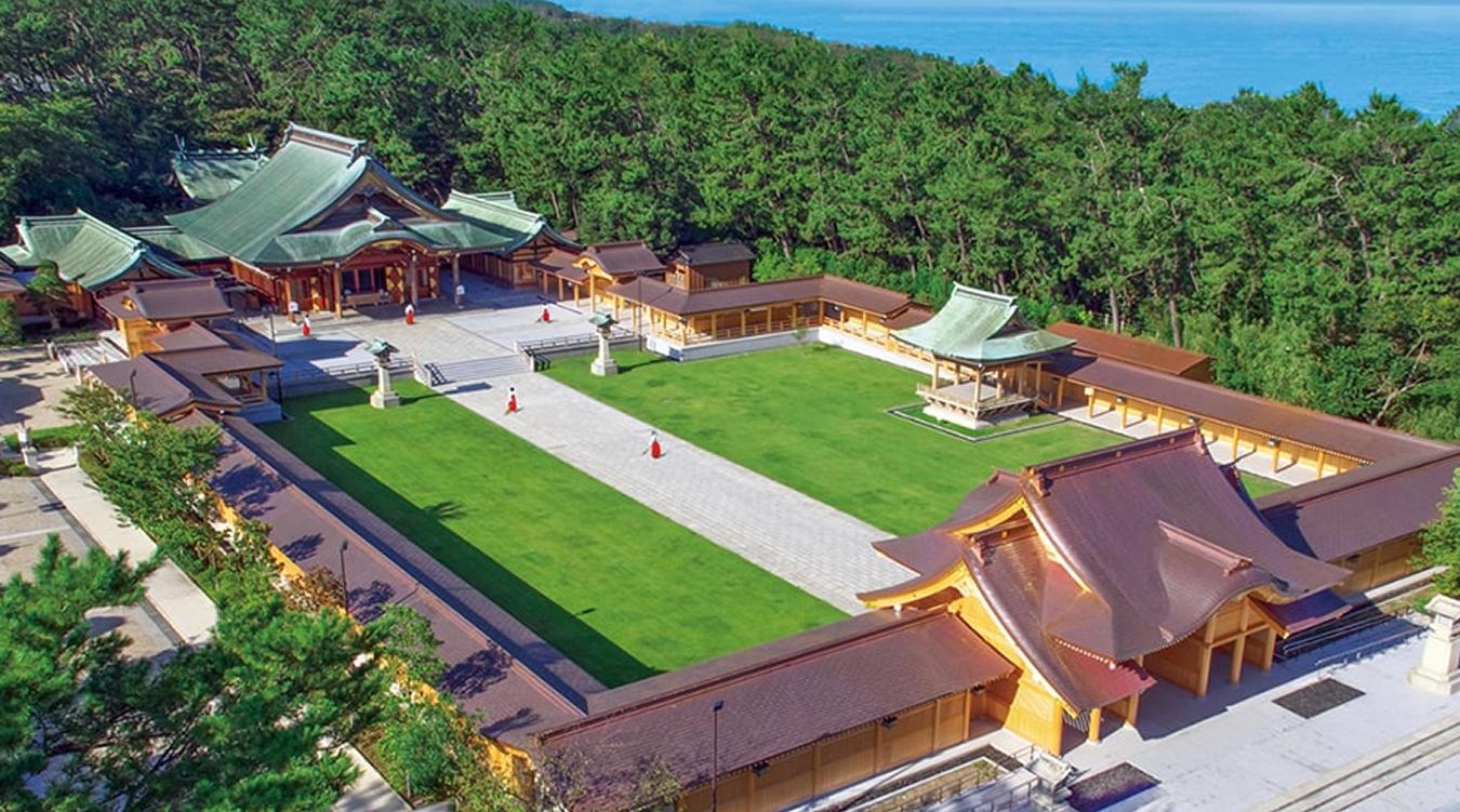 新潟縣護國神社。日本の白砂青松100選に選ばれた「ときわの森」に鎮座する神社。美しい自然に囲まれて心に残る結婚式を執り行えます