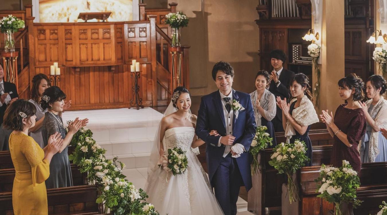 CHEZ TOYA(シェ・トヤ)。荘厳な雰囲気に包まれたチャペルで感動的な挙式を実現。邪気を払う聖なるオニキスの下で、ふたりは永遠の愛を誓い合います