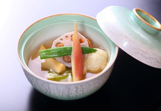 割烹の宿 いま井 五十嵐邸 結。料理。一品一品が彩り鮮やかで美しく、目を楽しませてくれます