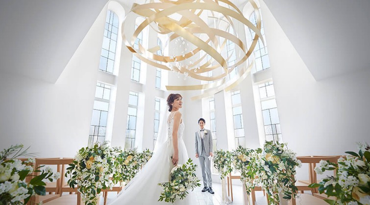 小さな結婚式 新潟店。気鋭のインテリアデザイナーが手掛けたチャペルは吹き抜けの開放感も魅力。天井まで届く窓から明るい自然光が差し込みます