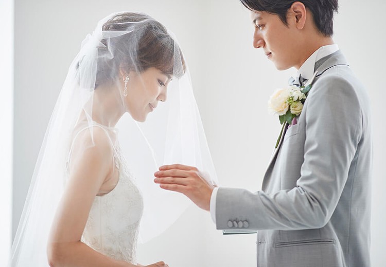 小さな結婚式 新潟店。挙式会場。感動的なベールアップの儀式にゲストの注目が集まります