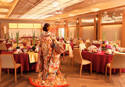 射水神社うつくしの杜 参集殿。和風の披露宴会場に新婦の色打掛が美しく映えます