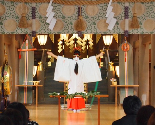 射水神社うつくしの杜 参集殿。スタッフ。雅楽の調べに合わせ、神社に伝わる舞を披露する巫女