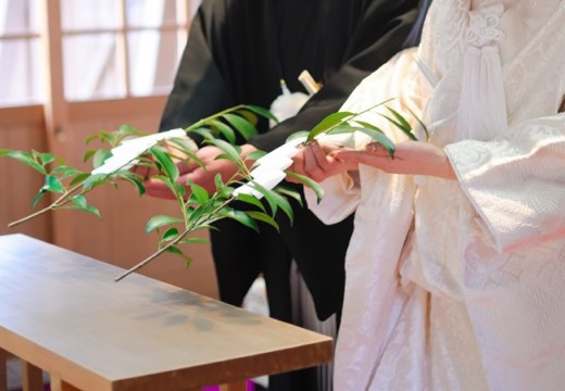 射水神社うつくしの杜 参集殿。挙式会場。榊の枝に紙垂を付けた玉串を神様に捧げる『玉串拝礼』