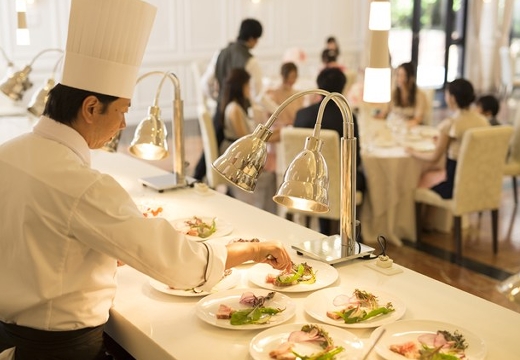 迎賓館ヴィクトリア高岡。料理。オープンキッチンから、香りと共にテーブルまでサーブされます