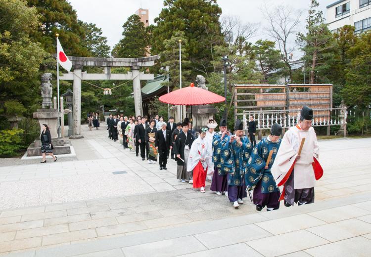 富山山王さん 日枝神社。雅楽の調べに包まれて境内を歩む雅やかな参進の儀