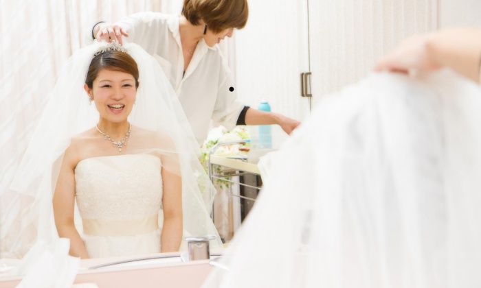 TONAMI翔凜館（砺波翔凜館）。スタッフ。ヘアメイクも花嫁それぞれの雰囲気や衣裳に合わせて対応してくれます