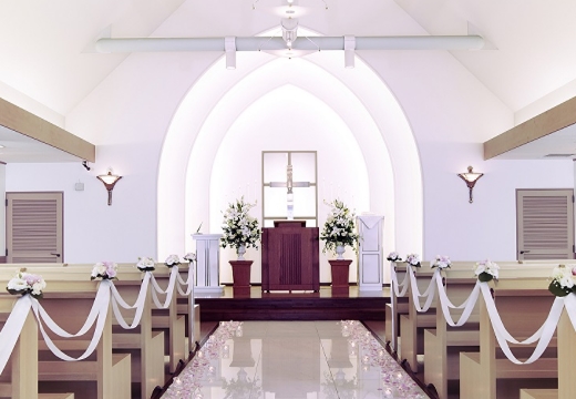 TONAMI翔凜館(砺波翔凜館)。挙式会場。澄んだ白を基調とした、やわらかな光に包まれた空間です