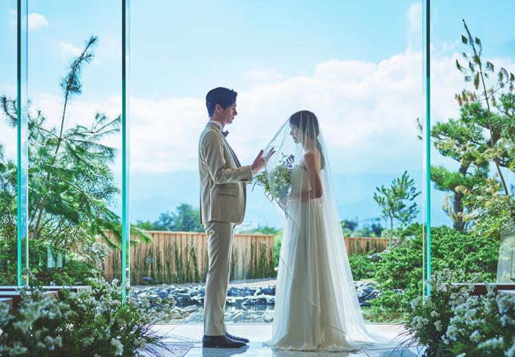 AMANDAN PEAK（アマンダンピーク）。挙式会場。温かな自然光が新郎新婦の誓いのシーンを神秘的に彩ります