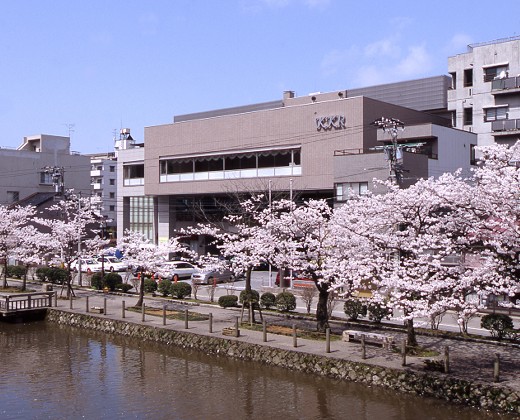 KKRホテル金沢。アクセス・ロケーション。春は、堀沿いに咲く見事な桜が二人の門出を祝福します
