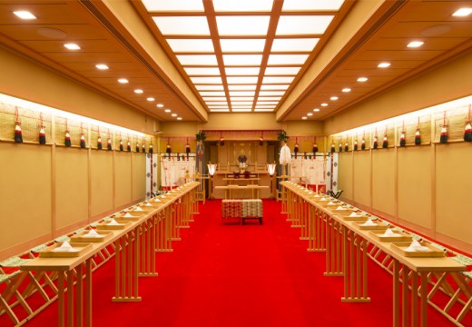 KKRホテル金沢。挙式会場。朱色が華やかに彩る空間に一新した館内神殿での神前式も魅力的
