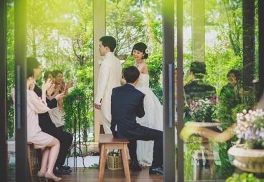 VICTORIA GROVE(ヴィクトリアグローブ)。挙式会場。光や緑からも祝福を受ける、アットホームな挙式が叶います