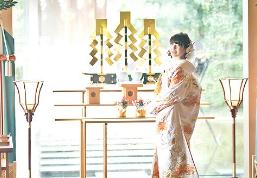 金沢国際ホテル。挙式会場。神殿内にたっぷりと陽光が射し、花嫁の表情を明るく照らします