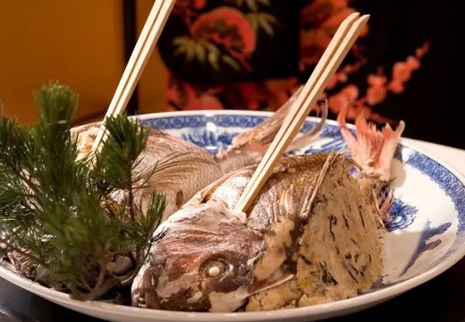 金城樓。料理。古来、婚礼の席に供された加賀の伝統料理『鯛の唐蒸し』