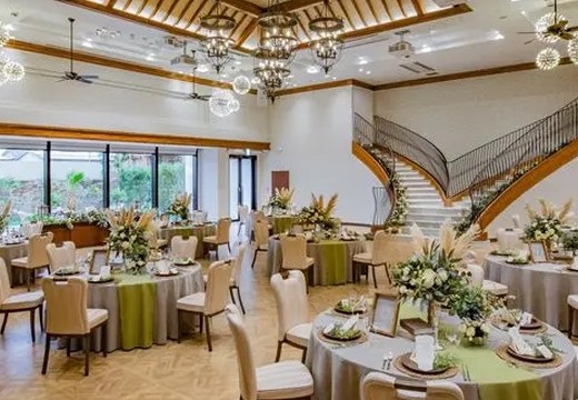 バリテラスCoCo金沢(バリテラスココ金沢)。披露宴会場。明るく開放的な会場は、112名までのゲストを招待可能です