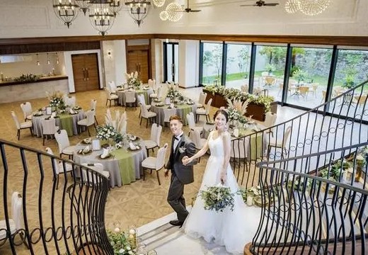 バリテラスCoCo金沢(バリテラスココ金沢)。披露宴会場。会場内の階段は、入場演出や写真撮影に最適です