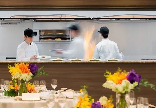 バリテラスCoCo金沢(バリテラスココ金沢)。披露宴会場。オープンキッチンからは出来立ての料理が提供されます