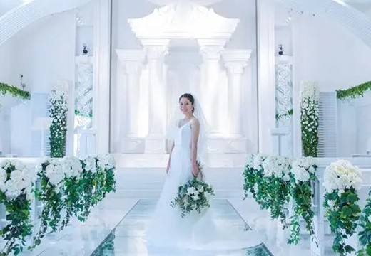 バリテラスCoCo金沢(バリテラスココ金沢)。挙式会場。最大120名のゲストを招待できる純白のチャペル