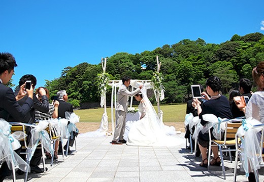 ジャルダン ポール・ボキューズ。挙式会場。空の青と木々の緑のコントラストが鮮やかなガーデンウェディング